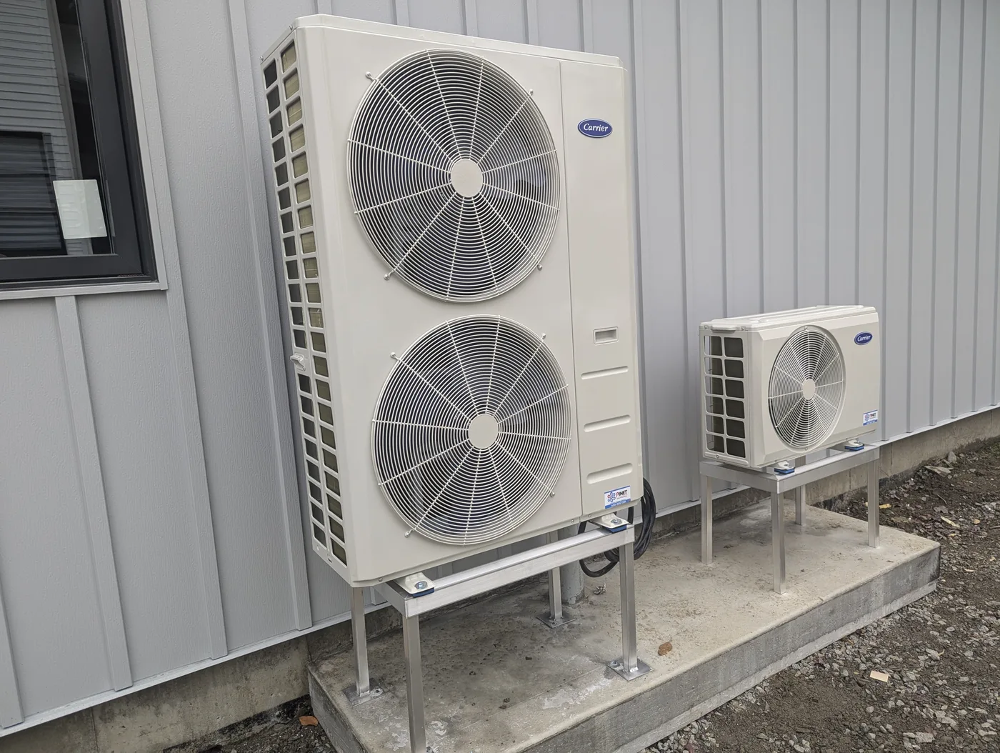 Installation de thermopompes Carrier extérieures pour une résidence