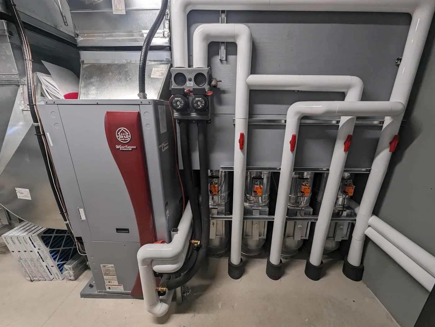 Installation intérieure WaterFurnace avec conduits et zones de chauffage résidentiel